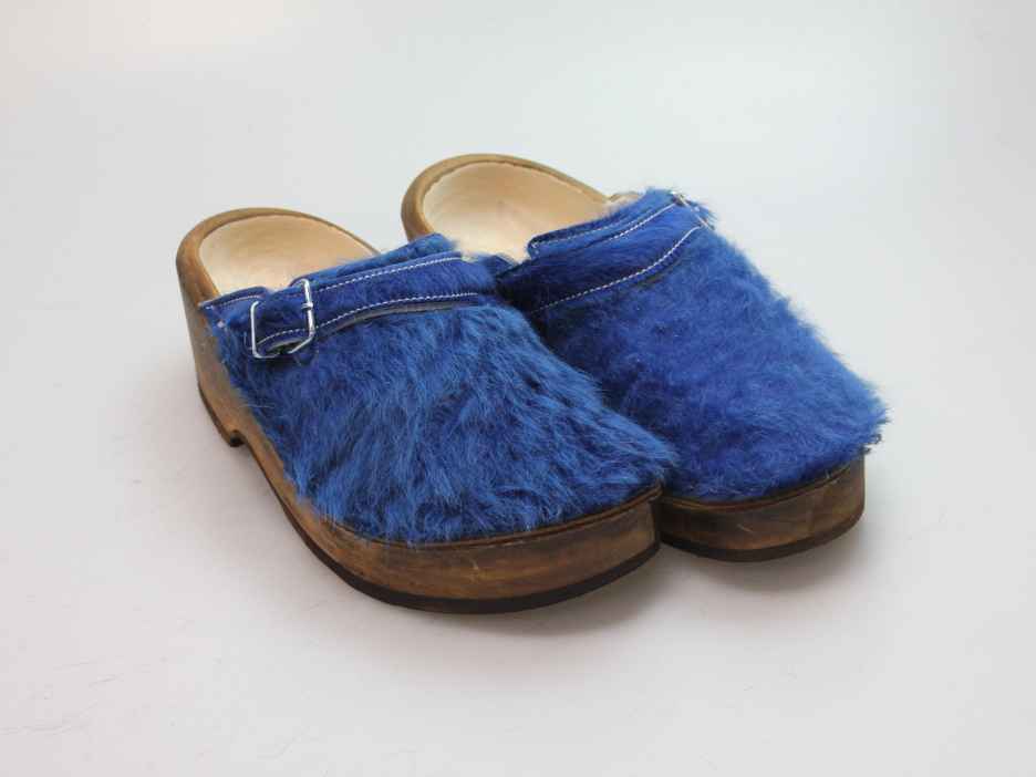 Holzschuh in Rindfell mit Schaffell gefüttert