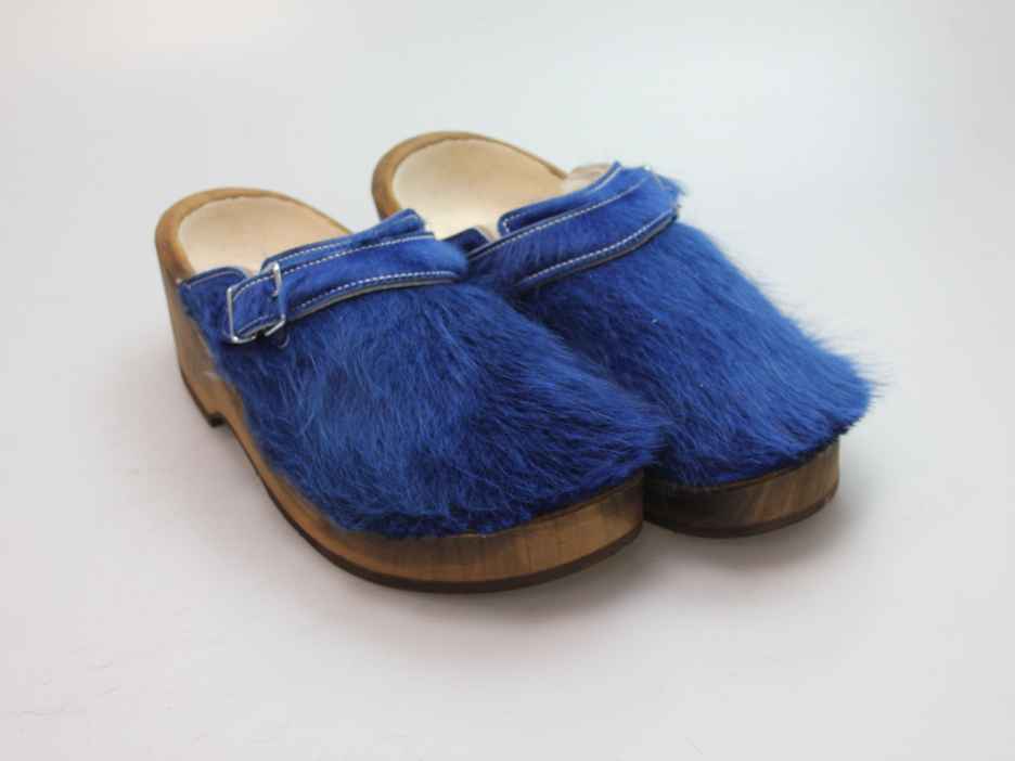 Holzschuh in Rindfell mit Schaffell gefüttert
