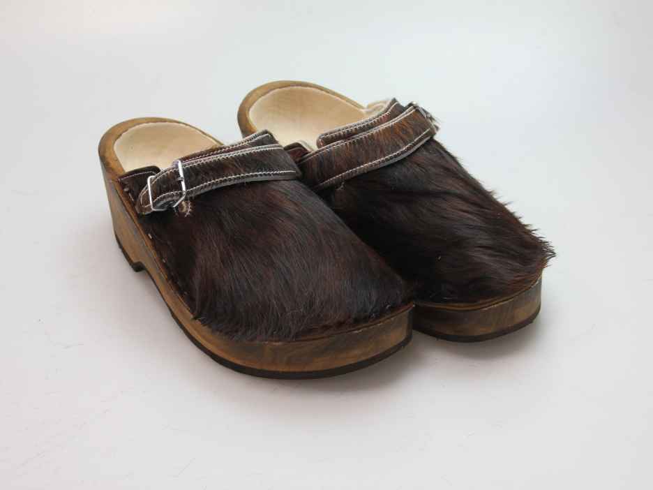 Holzschuh in Rindfell mit Schaffell gefüttert