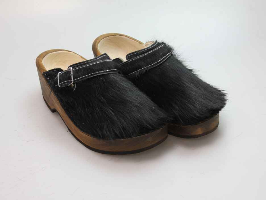 Holzschuh in Rindfell mit Schaffell gefüttert