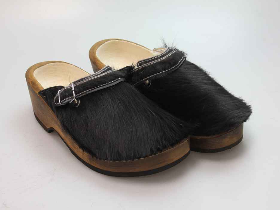 Holzschuh in Rindfell mit Schaffell gefüttert