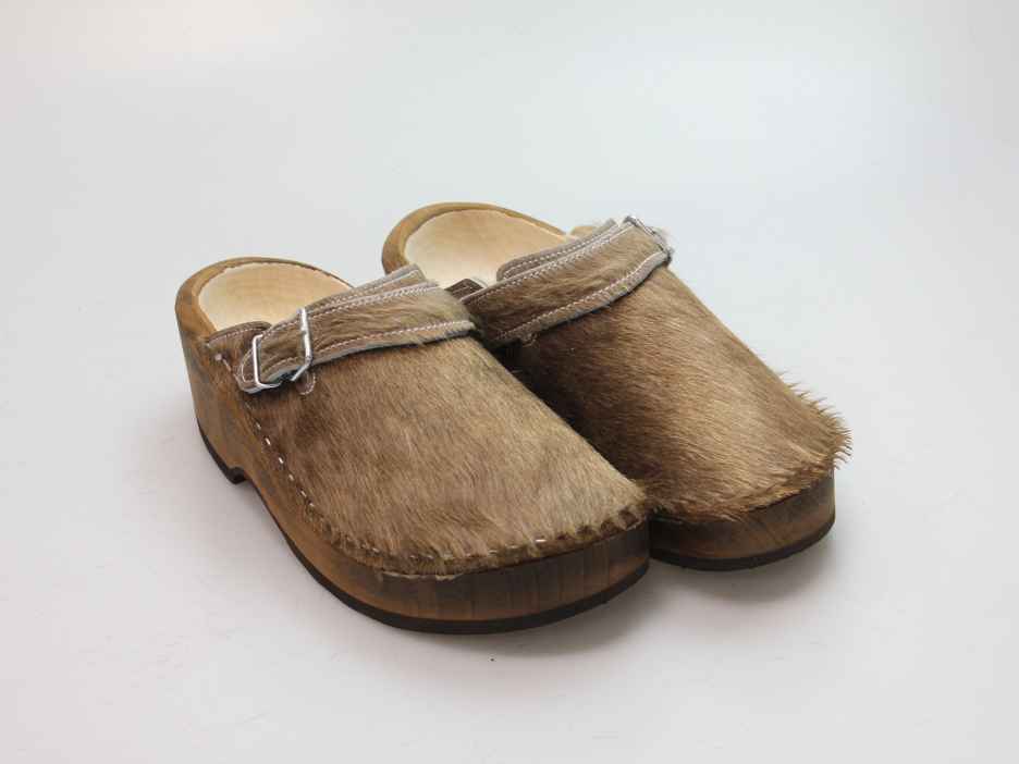Holzschuh in Rindfell mit Schaffell gefüttert