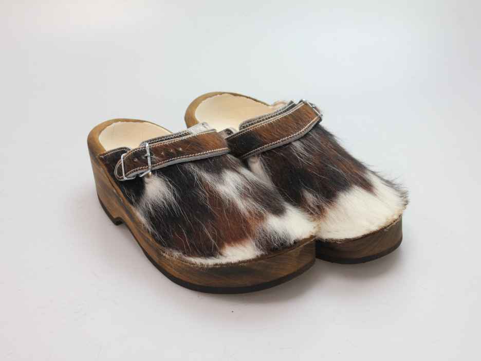 Holzschuh in Rindfell mit Schaffell gefüttert