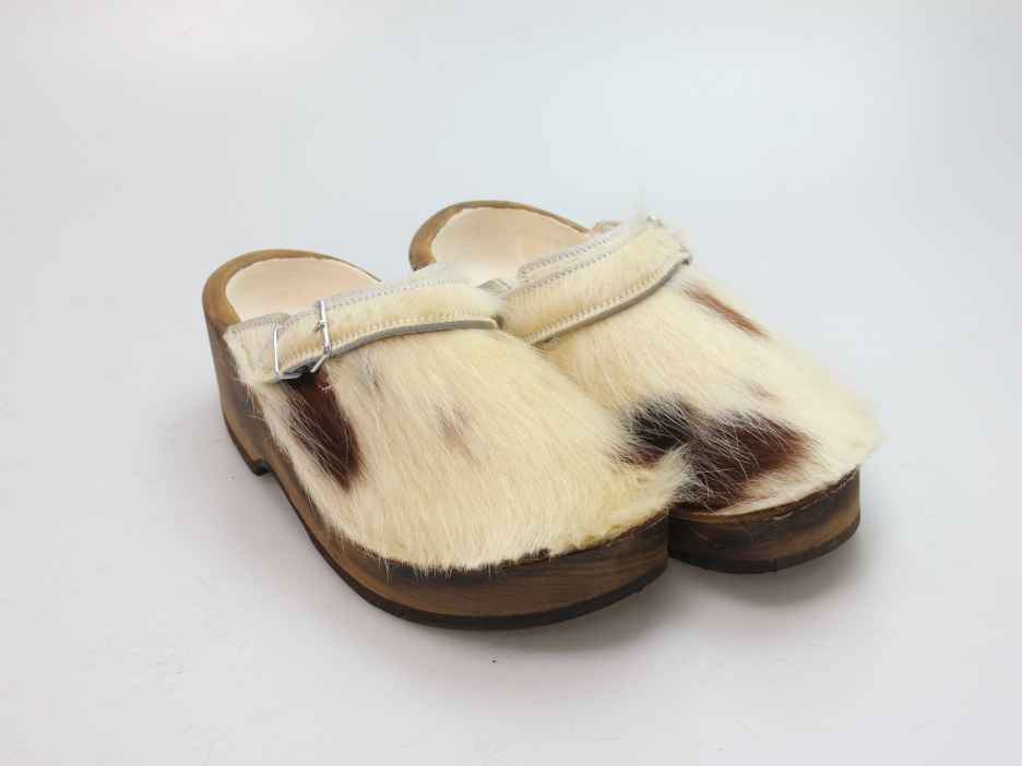 Holzschuh in Rindfell mit Schaffell gefüttert