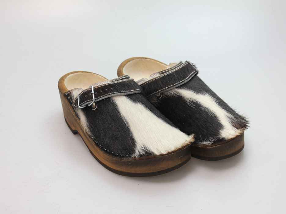 Holzschuh in Rindfell mit Schaffell gefüttert
