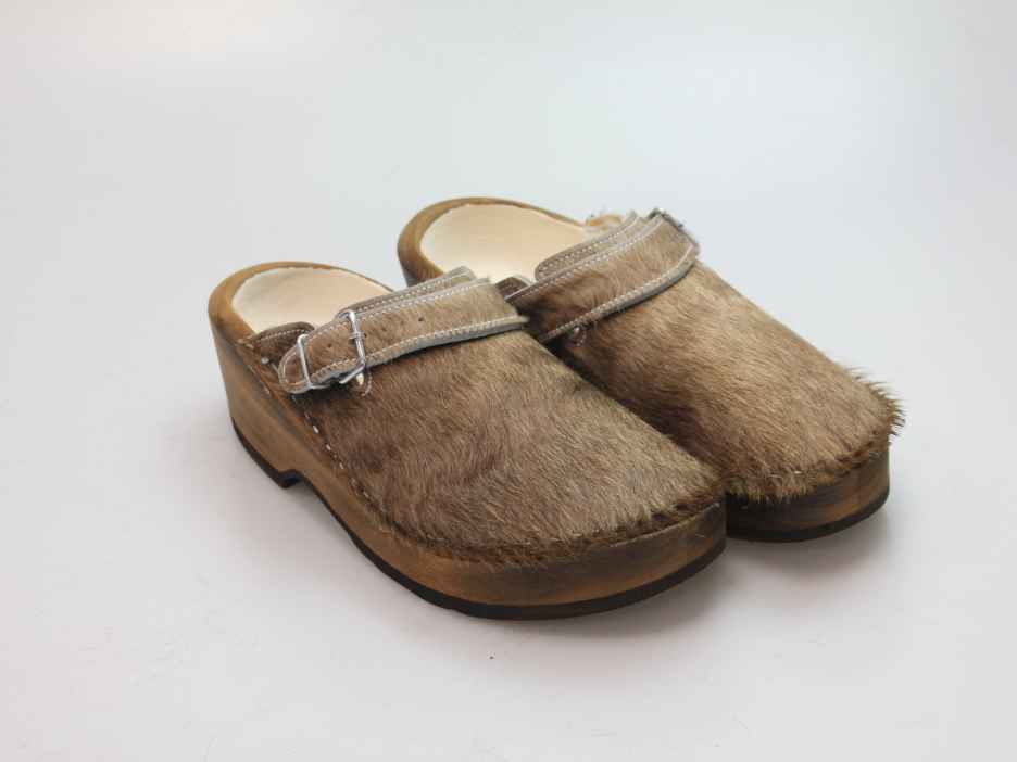 Holzschuh in Rindfell mit Schaffell gefüttert
