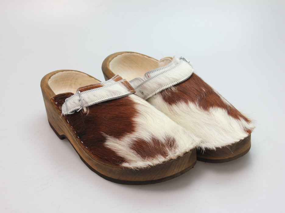 Holzschuh in Rindfell mit Schaffell gefüttert