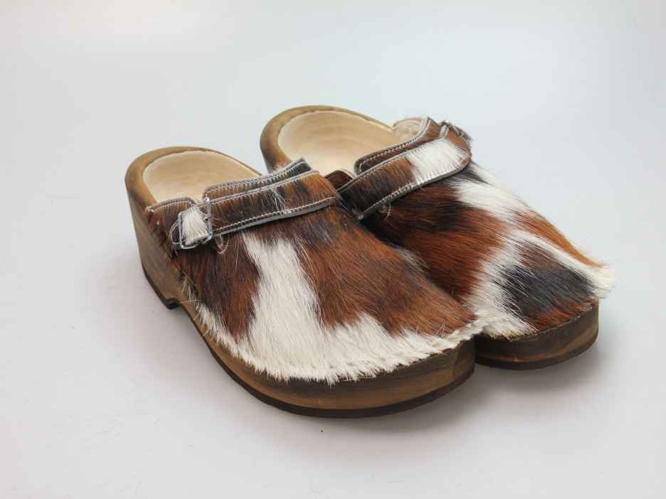 Holzschuh in Rindfell mit Schaffell gefüttert
