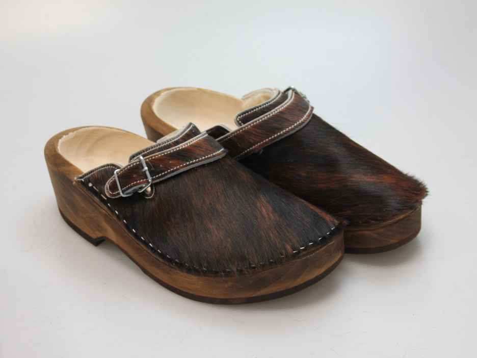 Holzschuh in Rindfell mit Schaffell gefüttert