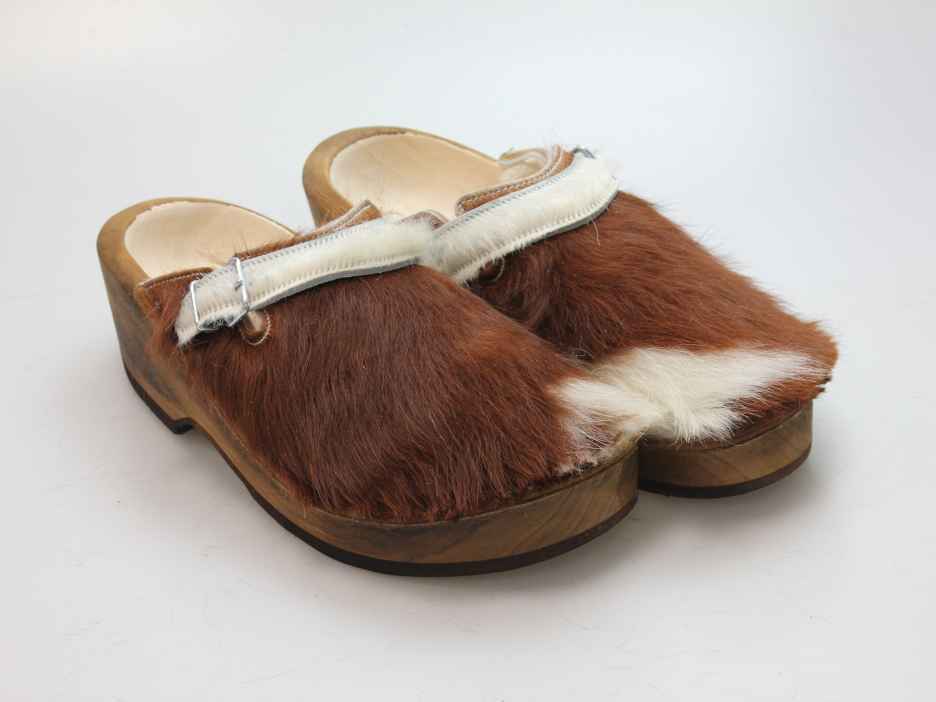 Holzschuh in Rindfell mit Schaffell gefüttert