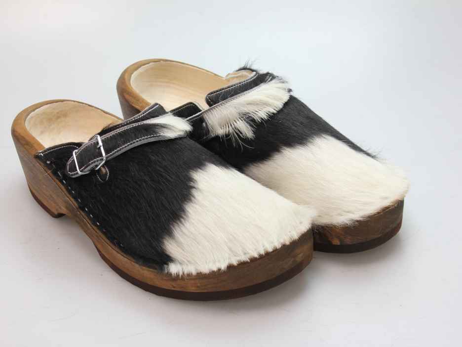 Holzschuh in Rindfell mit Schaffell gefüttert