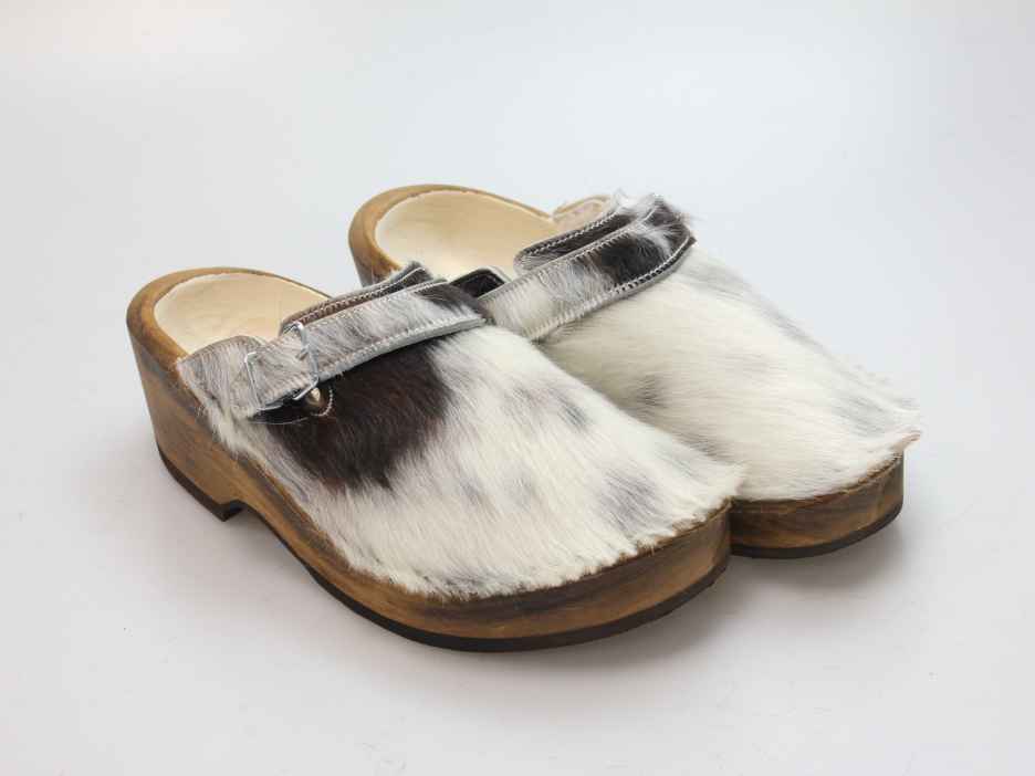 Holzschuh in Rindfell mit Schaffell gefüttert
