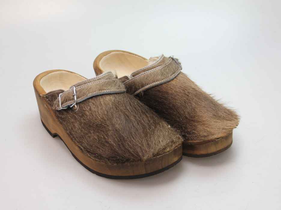 Holzschuh in Rindfell mit Schaffell gefüttert