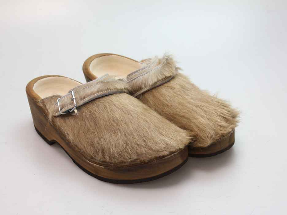 Holzschuh in Rindfell mit Schaffell gefüttert