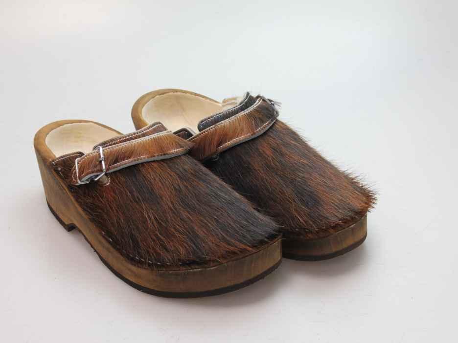 Holzschuh in Rindfell mit Schaffell gefüttert