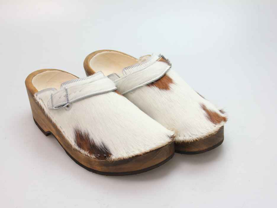 Holzschuh in Rindfell mit Schaffell gefüttert