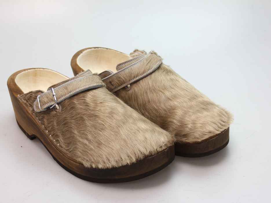 Holzschuh in Rindfell mit Schaffell gefüttert