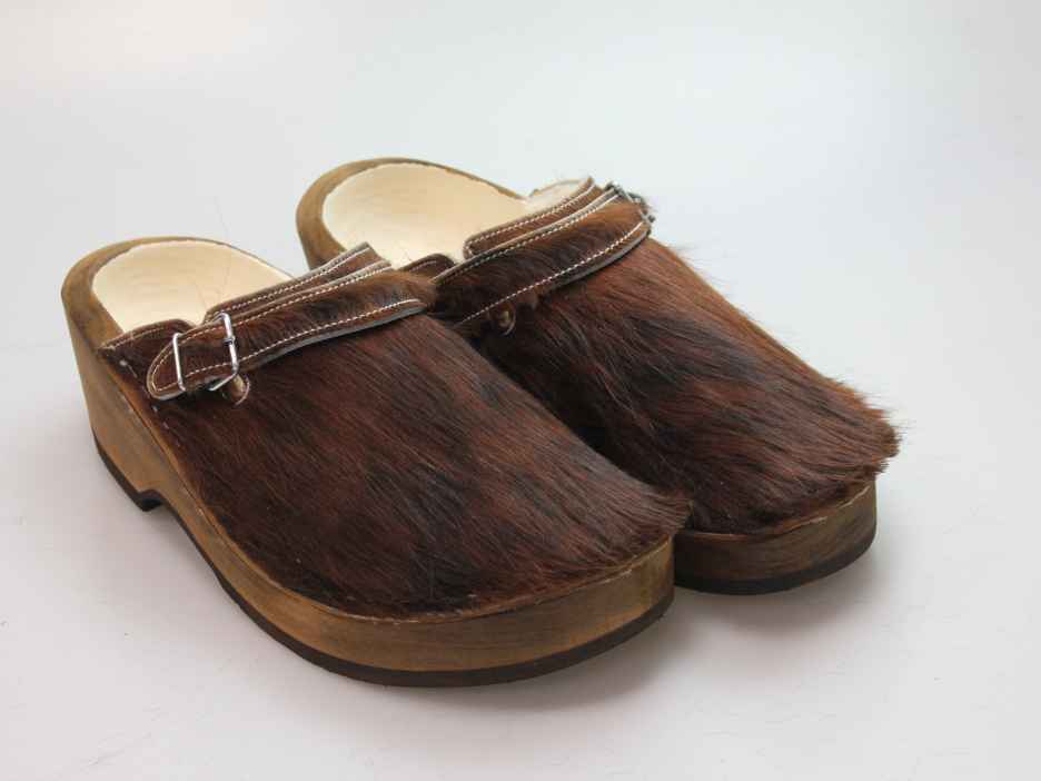 Holzschuh in Rindfell mit Schaffell gefüttert