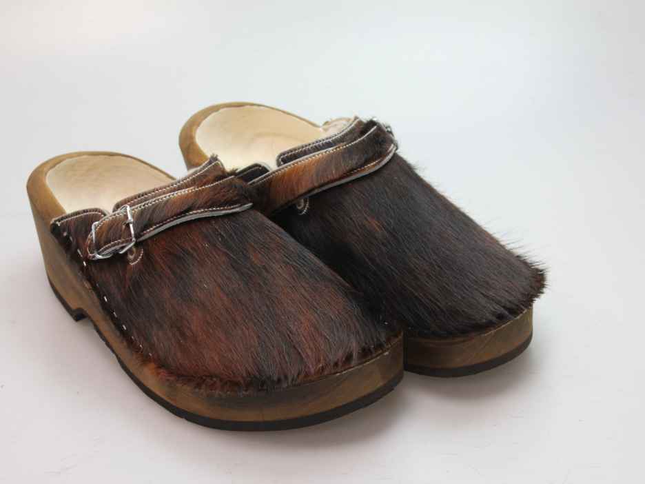 Holzschuh in Rindfell mit Schaffell gefüttert