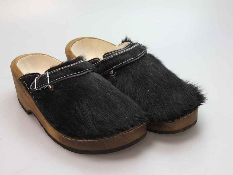 Holzschuh in Rindfell mit Schaffell gefüttert