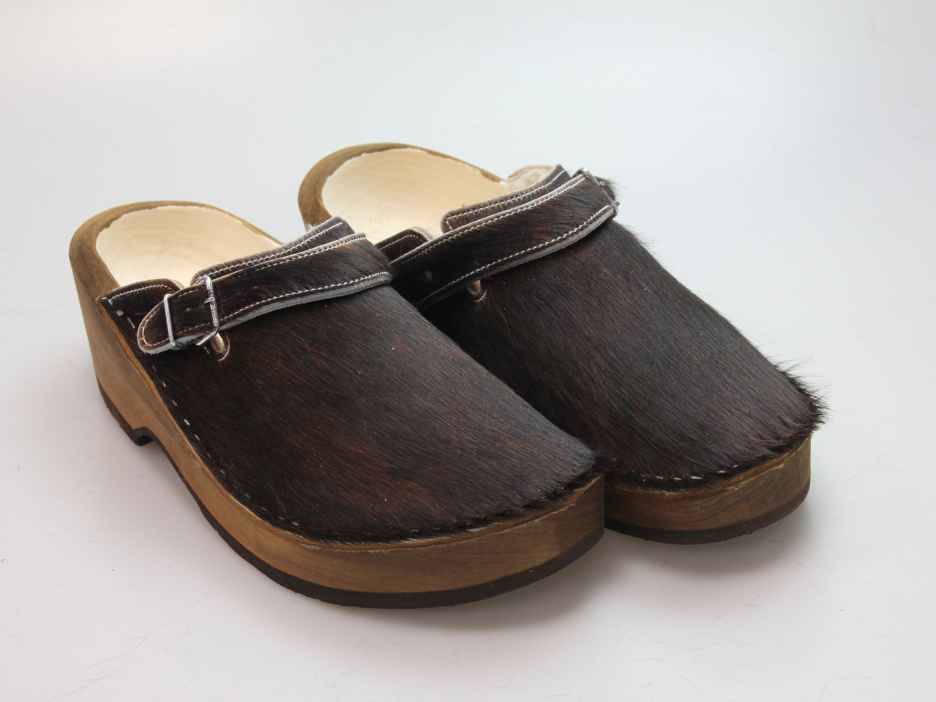 Holzschuh in Rindfell mit Schaffell gefüttert