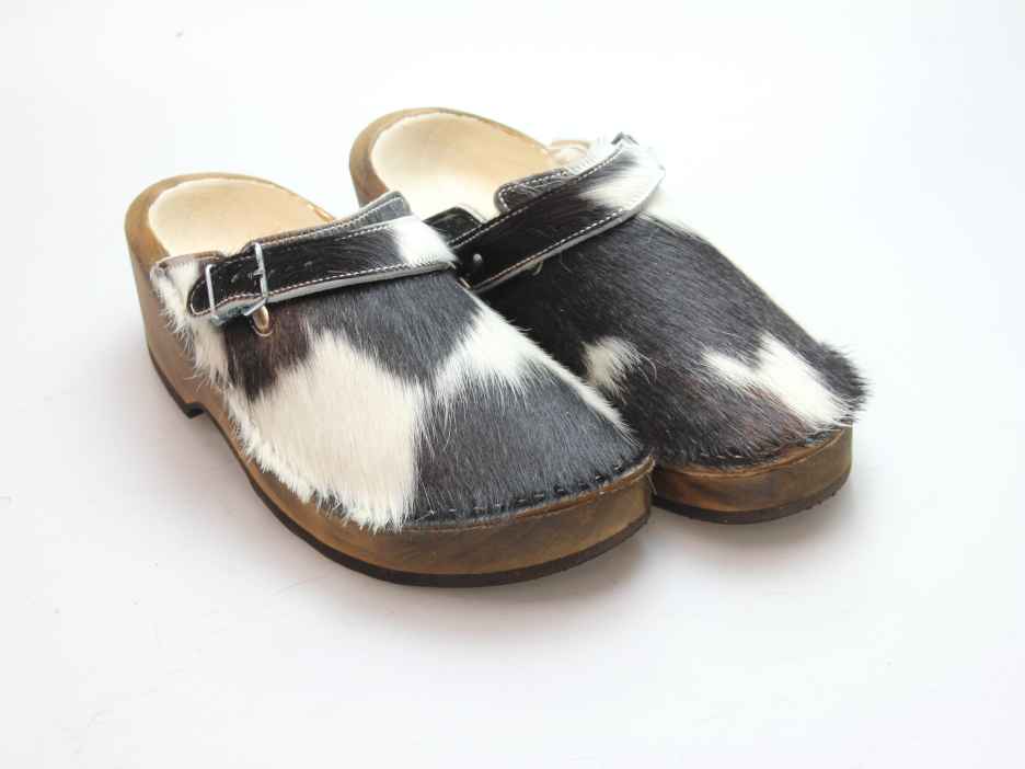 Holzschuh in Rindfell mit Schaffell gefüttert