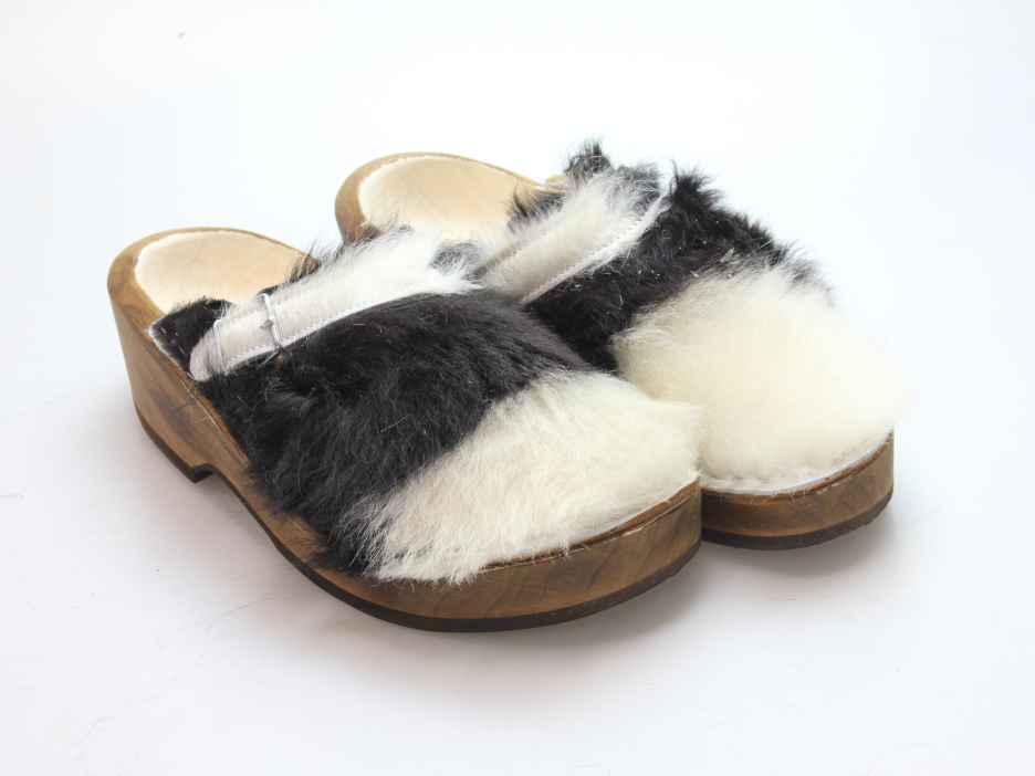 Holzschuh in Rindfell mit Schaffell gefüttert