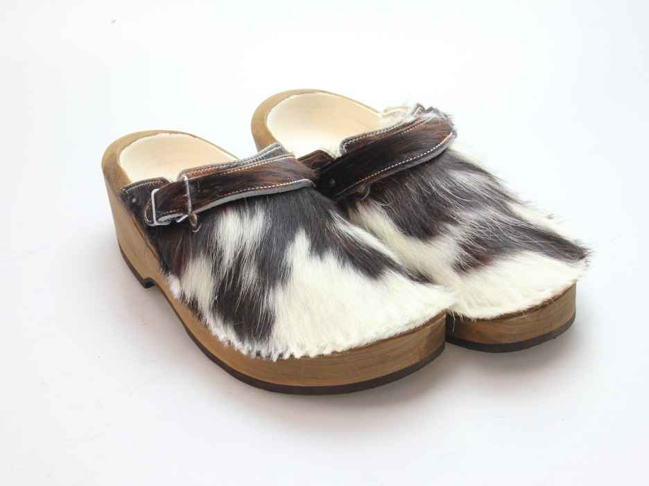 Holzschuh in Rindfell mit Schaffell gefüttert