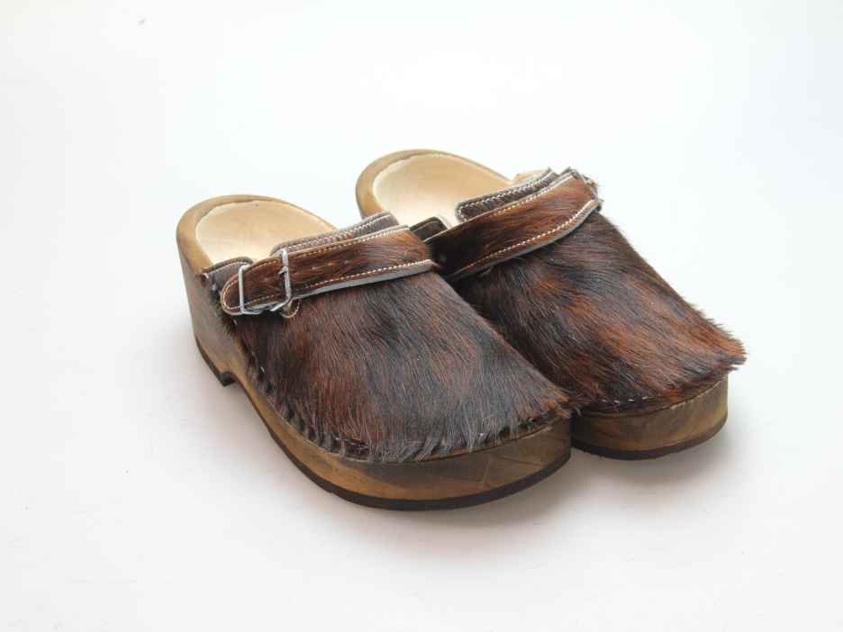 Holzschuh in Rindfell mit Schaffell gefüttert
