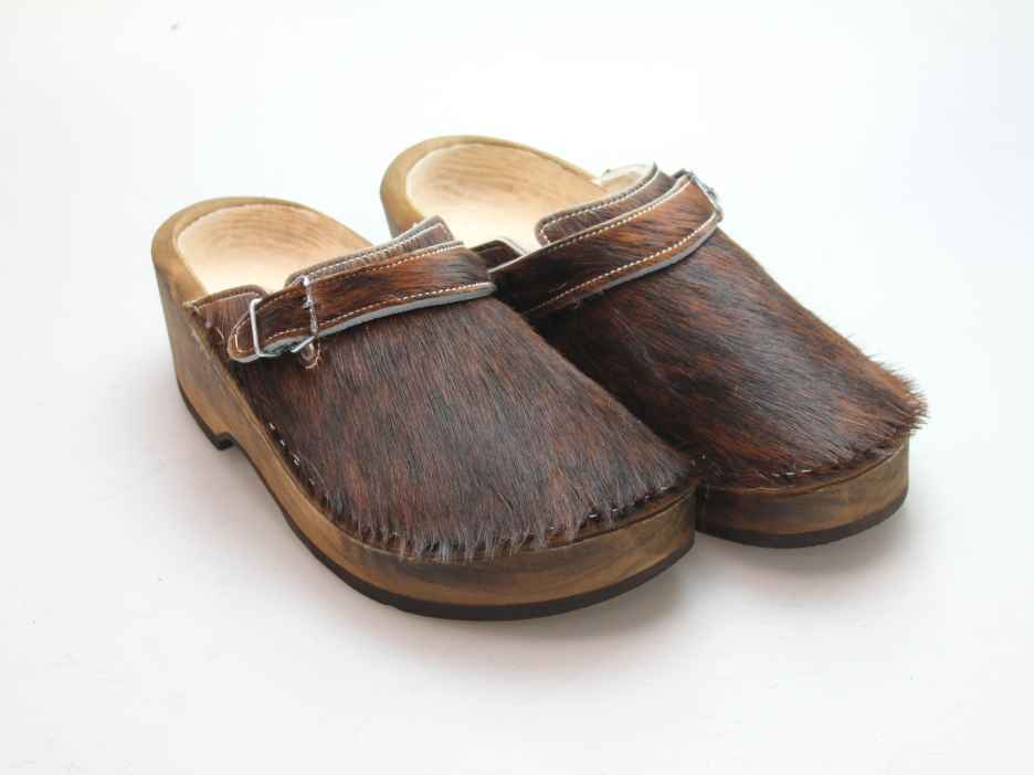 Holzschuh in Rindfell mit Schaffell gefüttert