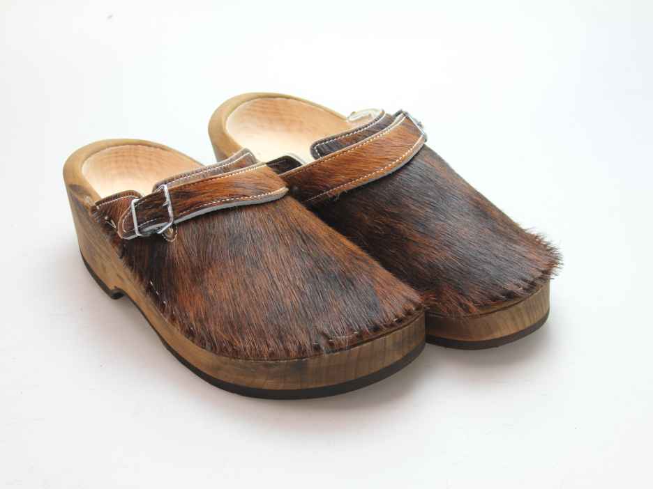 Holzschuh in Rindfell mit Schaffell gefüttert