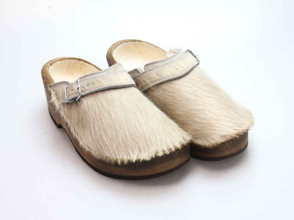 Holzschuh in Rindfell mit Schaffell gefüttert