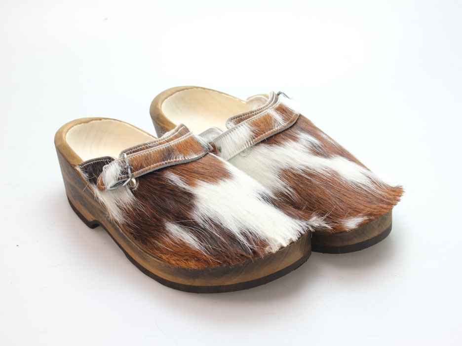Holzschuh in Rindfell mit Schaffell gefüttert