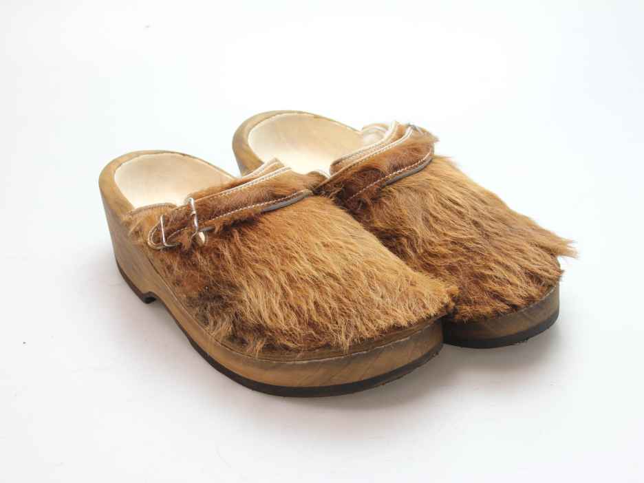 Holzschuh in Rindfell mit Schaffell gefüttert