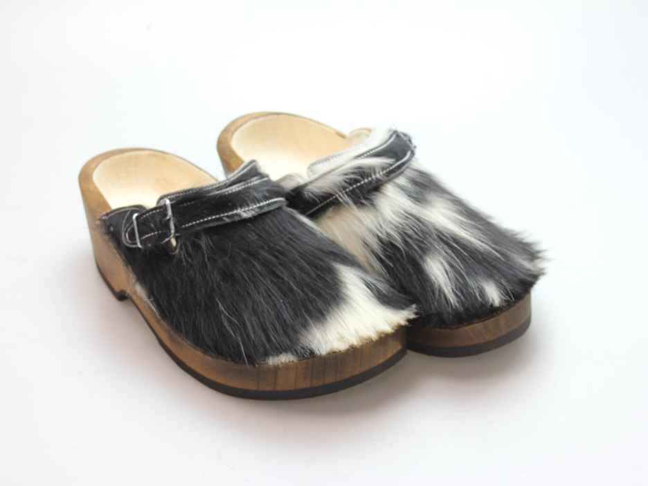 Holzschuh in Rindfell mit Schaffell gefüttert