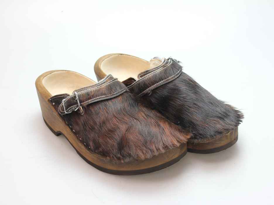 Holzschuh in Rindfell mit Schaffell gefüttert