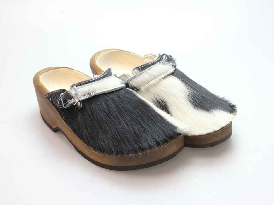 Holzschuh in Rindfell mit Schaffell gefüttert