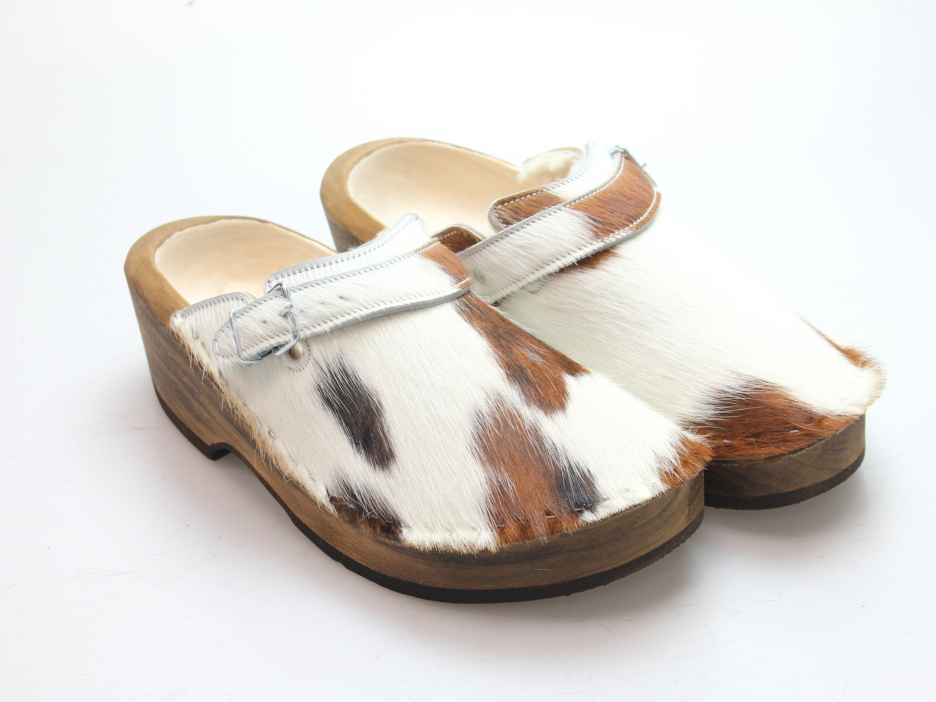 Holzschuh in Rindfell mit Schaffell gefüttert