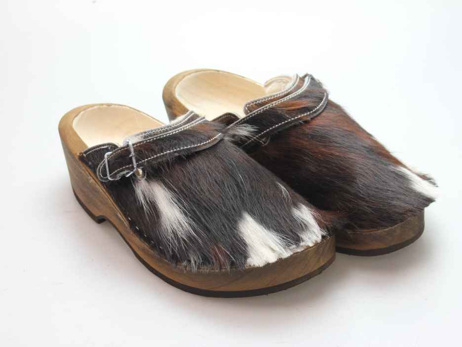 Holzschuh in Rindfell mit Schaffell gefüttert