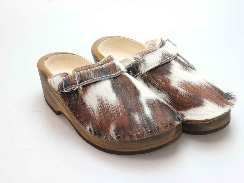 Holzschuh in Rindfell mit Schaffell gefüttert