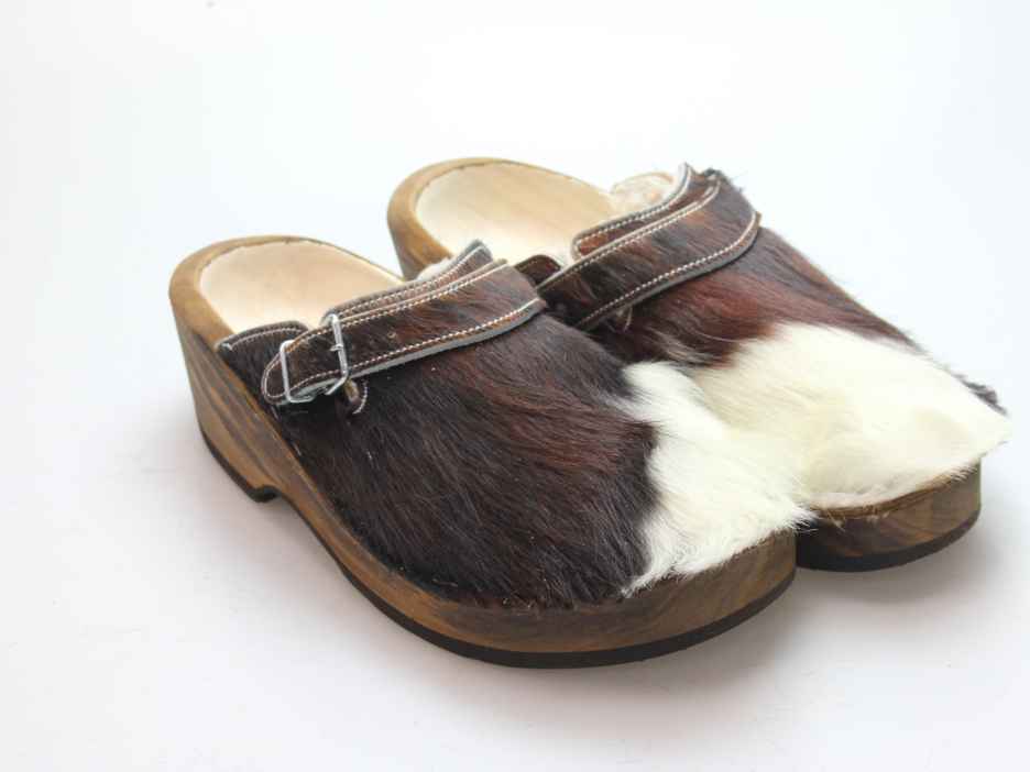 Holzschuh in Rindfell mit Schaffell gefüttert