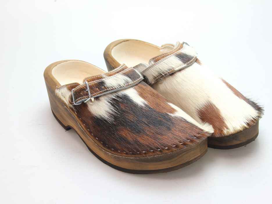 Holzschuh in Rindfell mit Schaffell gefüttert