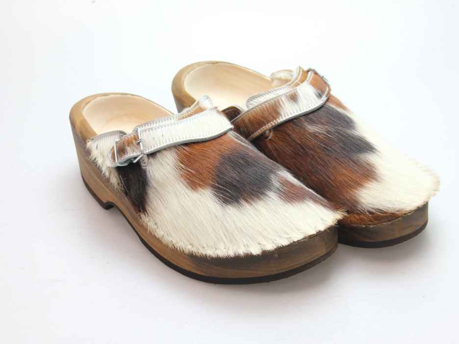 Holzschuh in Rindfell mit Schaffell gefüttert