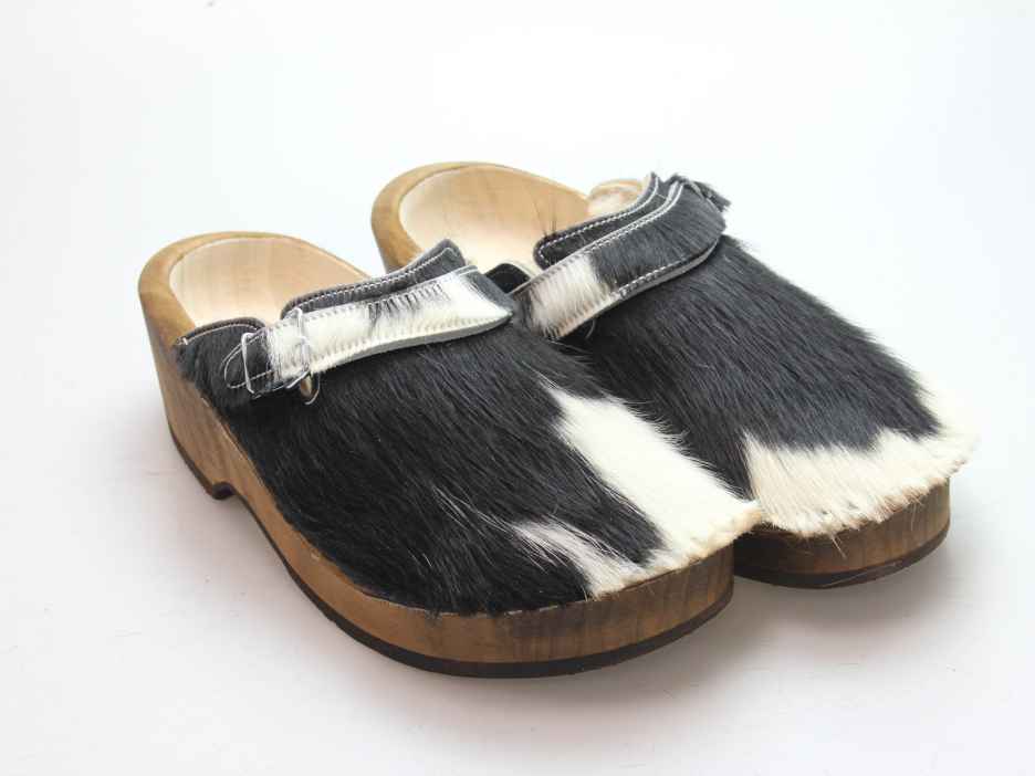 Holzschuh in Rindfell mit Schaffell gefüttert