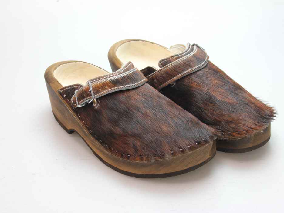 Holzschuh in Rindfell mit Schaffell gefüttert
