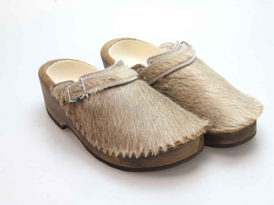 Holzschuh in Rindfell mit Schaffell gefüttert