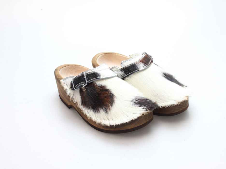 Holzschuh in Rindfell mit Schaffell gefüttert