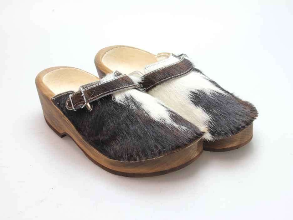 Holzschuh in Rindfell mit Schaffell gefüttert