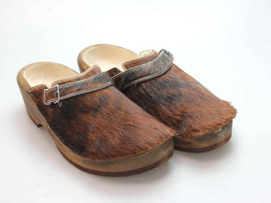 Holzschuh in Rindfell mit Schaffell gefüttert