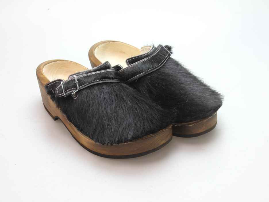 Holzschuh in Rindfell mit Schaffell gefüttert